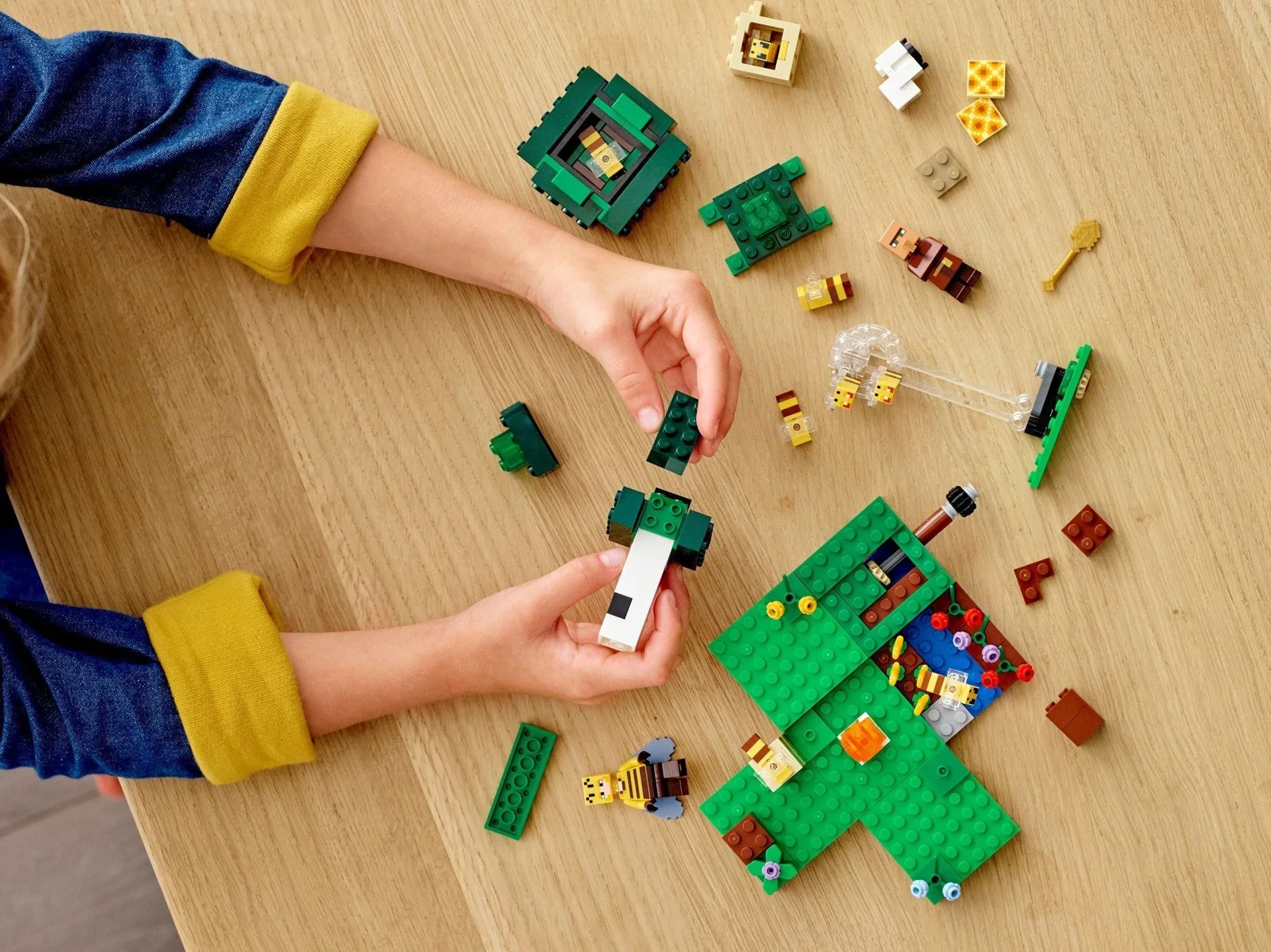 LEGO Minecraft – Die Bienenfarm (21165)