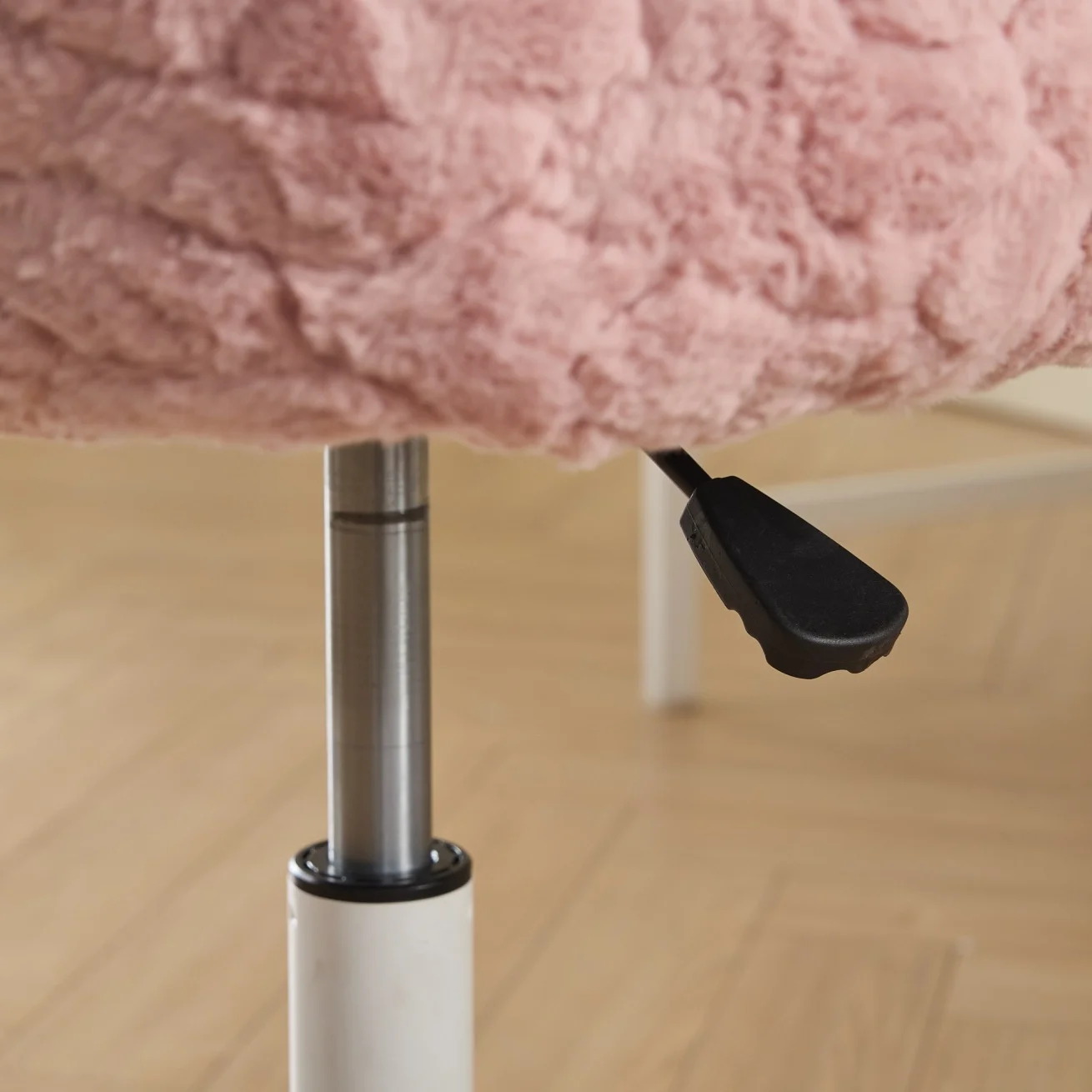 Furniture Office Chair,  Artificial Rabbit Hair Makeup Vanity Chair Chair, 360 Comfy Swivel Armchair with Wheels, Modern Height Adjustable Cute Vanity Chair for Living Room Small Spaces Pink