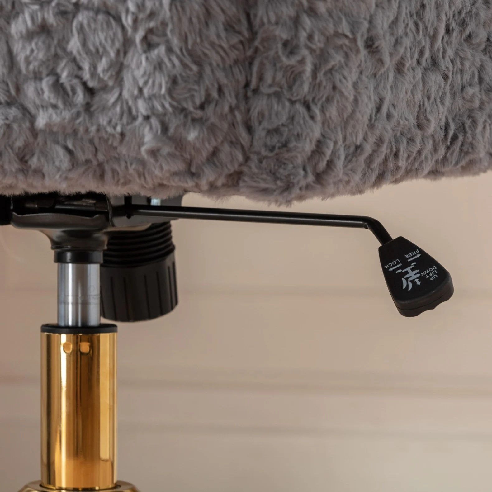 Furniture Office Chair,  Artificial Rabbit Hair Makeup Vanity Chair Chair, 360 Comfy Swivel Armchair with Wheels, Modern Height Adjustable Cute Vanity Chair for Living Room Small Spaces Pink