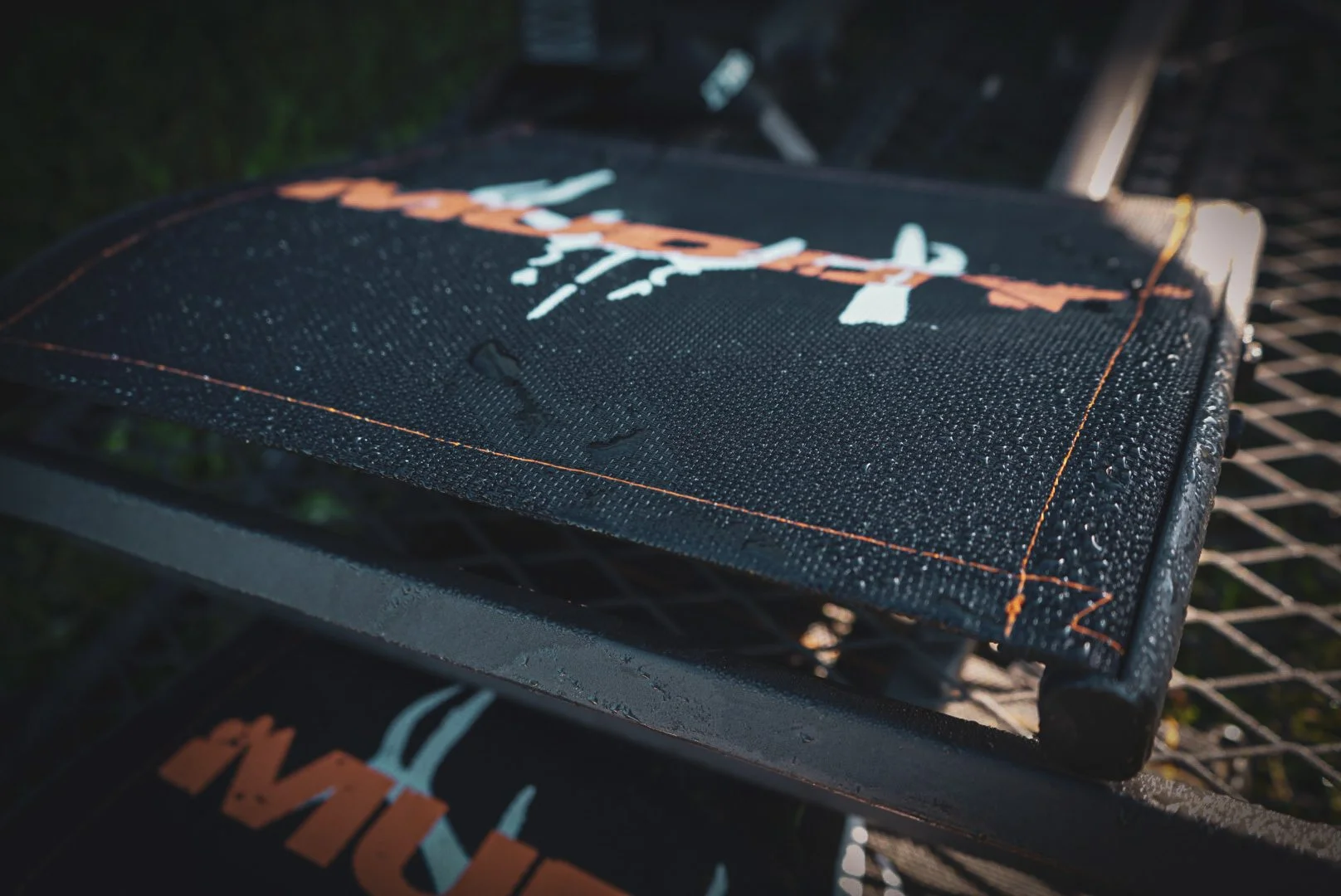 MUDDY Boss XL Hang-on, Durable Weather-Resistant Outdoor Hunting Tree Stand, Wide Stance Platform with Fixed Footrest & Flip-Back Flex-Tek Seat, 300 Pound Maximum Capacity